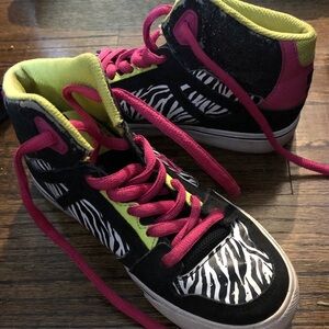DC sneakers size 3 EUC 🦓💕💚 🦓